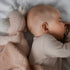 Schlafschwankungen bei Kindern im Alter von 0-5 Jahren. Ursachen für das Aufwachen und Lösungen für eine gute Zubettgeh-Erziehung