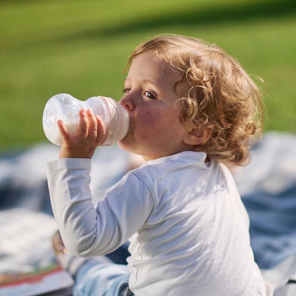 biberon-anticolica-nuvita-foto-al-parco