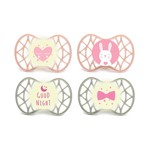 Jeu de 4 tétines avec tétine orthodontique ou symétrique 0m+/ 6m+