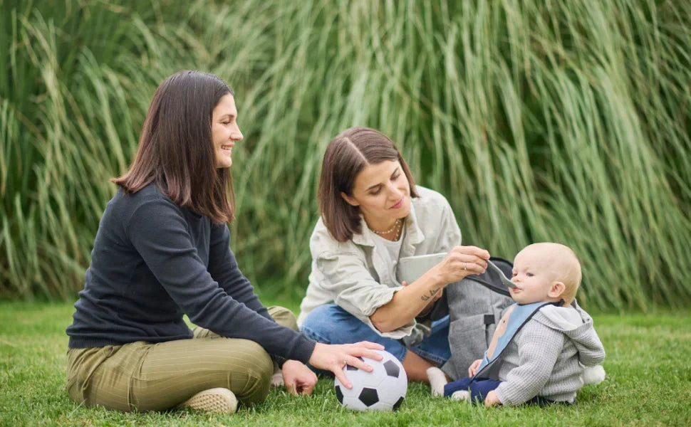 Mangiare fuori casa con un bambino piccolo: i consigli pratici per preparare e conservare la pappa senza rischi alimentari e senza stress