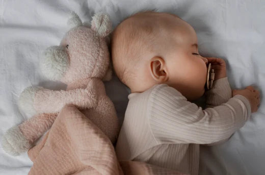 Schlafschwankungen bei Kindern im Alter von 0-5 Jahren. Ursachen für das Aufwachen und Lösungen für eine gute Zubettgeh-Erziehung